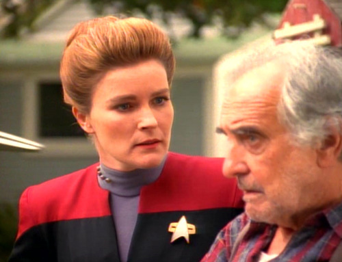 Janeway talks to the Caretaker