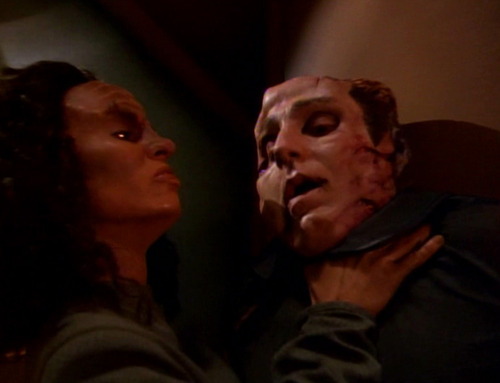 Klingon B'Elanna chokes Sulan against a wall
