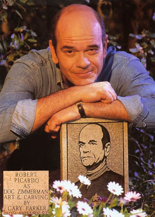 Robert Picardo posing with fan-crafted tombstone with image of the Doctor
