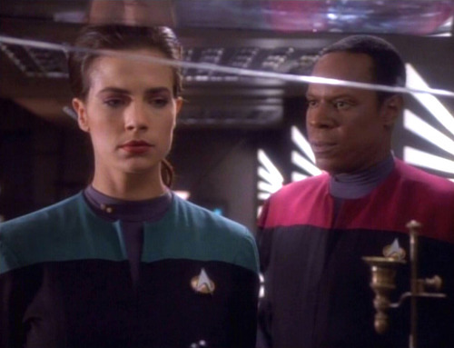 Sisko talks to Jadzia in his quarters