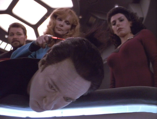 Crusher, Riker and Troi deactivate Data