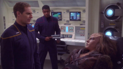 Archer questions the Klingon in Sickbay