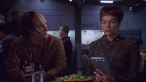 Phlox talks to T'Pol in the mess hall