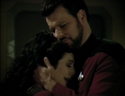 Riker comforts Troi in "The Loss"