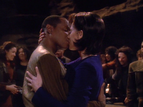 Prime Sisko undercover kisses Mirror Jadzia
