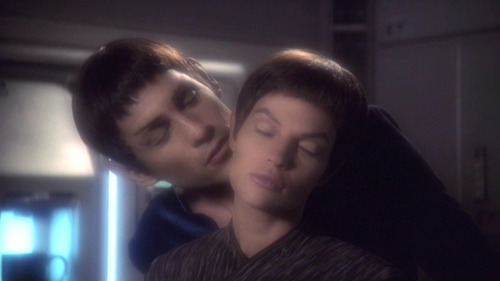 Tolaris whispers in T'Pol's ear in her mind meld vision