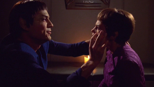 Tolaris puts his hands on T'Pol's face in order to mind meld