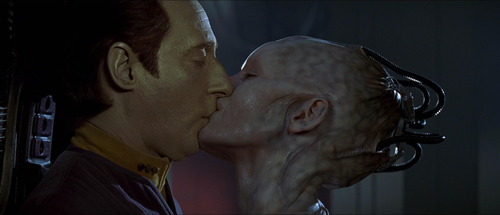 Borg Queen and Data kiss
