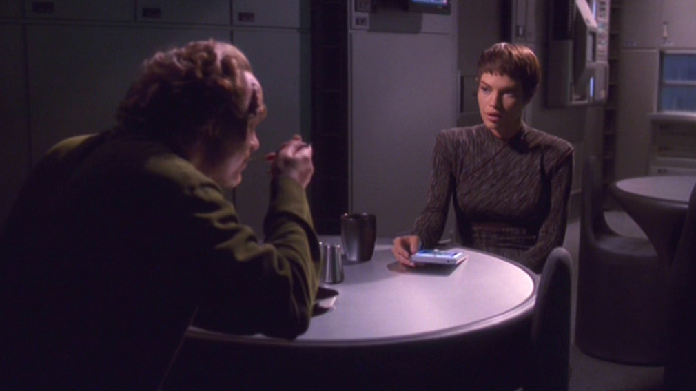Phlox and T'Pol sit down to eat